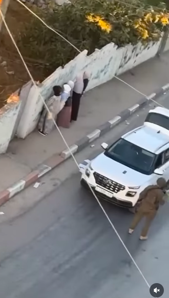 Israeli Occupation Soldiers Detain Palestinian Women in Hebron
